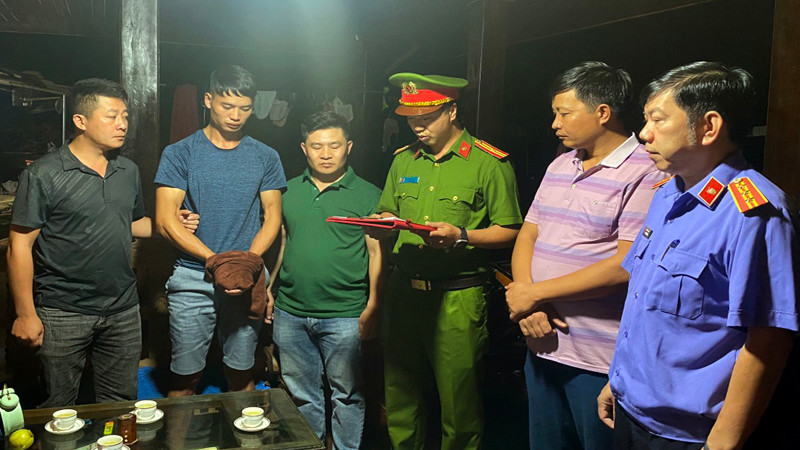 Cơ quan điều tra thực hiện lệnh tạm giữ hình sự đối tượng Tẩn Siêu Dồng.