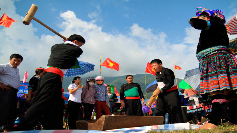 Giã bánh dày, hoạt động truyền thống của người H'Mông ở Lai Châu để đón Tết Độc lập
