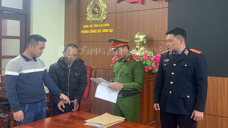 Cơ quan chức năng tiến hành các thủ tục sau khi bắt giữ đối tượng. (Ảnh: Công an Lai Châu)