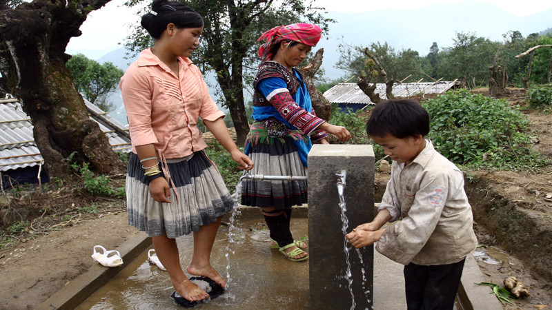 Nguồn nước sinh hoạt được dẫn về các bản, bà con không phải mất nhiều thời gian đi cõng nước về dùng như trước đây.