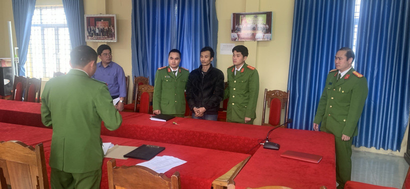 Cơ quan điều tra đọc lệnh bắt tạm giam đối tượng.