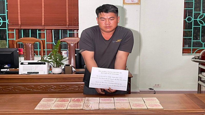 Đối tượng Cứ A Anh và tang vật vụ án.