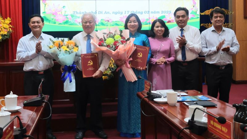 Lãnh đạo tỉnh Bình Dương trao Quyết định cho đồng chí Hồ Quang Điệp và đồng chí Trương Thị Bích Hạnh. 