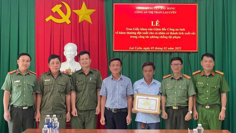 Thừa ủy quyền, đại diện Công an tỉnh Bình Dương trao tặng Giấy khen của Giám đốc Công an tỉnh cho ông Nguyễn Tấn Đức. 
