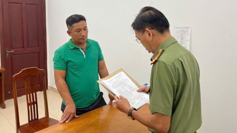 Thi hành Quyết định khởi tố bị can và lệnh cấm đi khỏi nơi cư trú đối với Bùi Quang Minh.