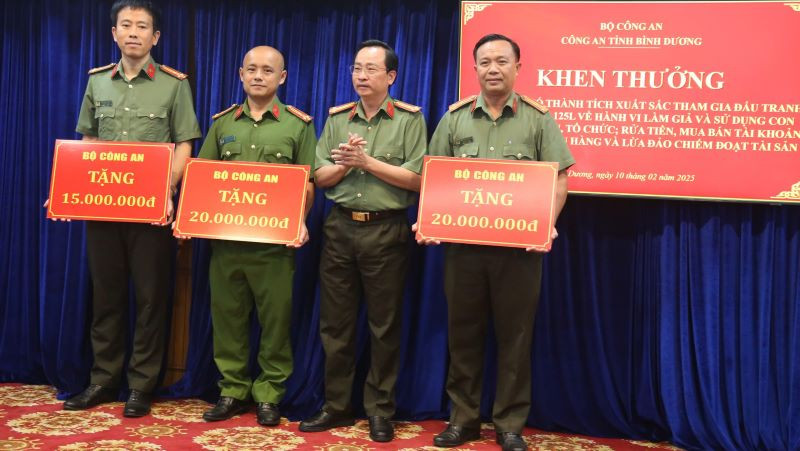 Lãnh đạo Công an tỉnh Bình Dương trao thưởng của Bộ trưởng Công an cho Ban Chuyên án.