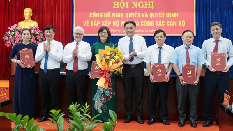 Thường trực Tỉnh ủy Bình Dương trao quyết định và tặng hoa chúc mừng Ban lãnh đạo Sở Nội vụ. 