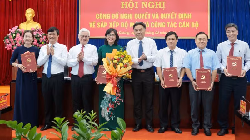 Thường trực Tỉnh ủy Bình Dương trao quyết định và tặng hoa chúc mừng Ban lãnh đạo Sở Nội vụ. 