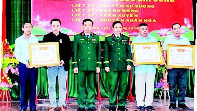 Lễ trao Bằng “Tổ quốc ghi công” tri ân 4 liệt sĩ. (Ảnh: XUÂN DIỆN)