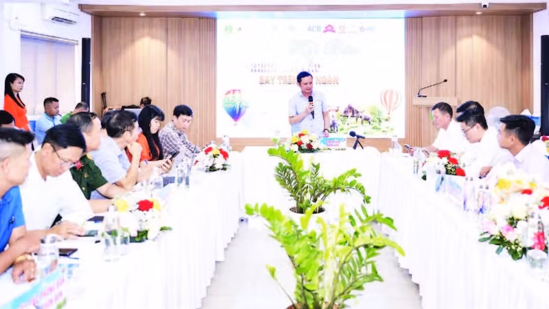 Lãnh đạo huyện Buôn Đôn thông tin về Ngày hội khinh khí cầu Đắk Lắk 2025-Bay trên đại ngàn tại họp báo.