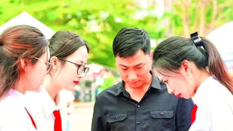 Nhân viên Agribank chi nhánh Đắk Lắk tư vấn cho khách hàng về các nguồn vốn tín dụng của đơn vị.