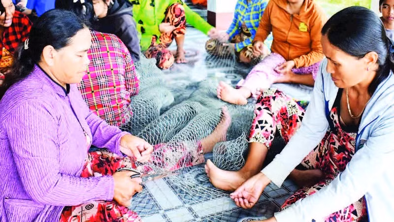 Nghề làm rập cua giúp người dân tăng thu nhập lúc nông nhàn.