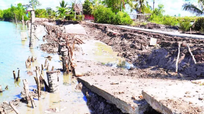 Sự cố sụt lún làm hư hỏng đường giao thông nông thôn, khiến việc đi lại giữa các ấp So Đũa, Má Tám và Hiệp Thành của xã Việt Thắng gặp nhiều khó khăn.