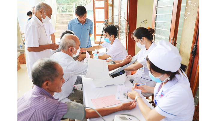 Tỉnh Tuyên Quang tổ chức khám bệnh cho người cao tuổi và người có công. Ảnh: TTXVN