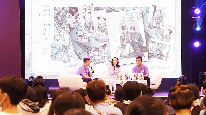 Hoàng Tường Vy (giữa) trong buổi chia sẻ về bộ truyện.