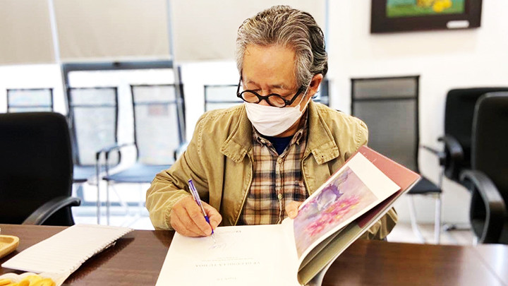 Dịch giả Trịnh Lữ ký tặng sách.