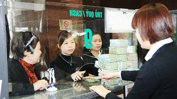 Nhiều ngân hàng thương mại đã bắt đầu thực hiện giảm lãi suất tiền gửi. Ảnh: BẮC SƠN