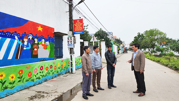 Trao đổi rút kinh nghiệm trong việc giữ gìn môi trường nông thôn xanh sạch đẹp ở Yên Khánh.