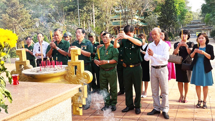 Các cựu chiến binh Trung đoàn 31 và người thân liệt sĩ dâng hương tại Nghĩa trang liệt sĩ huyện Long Thành.