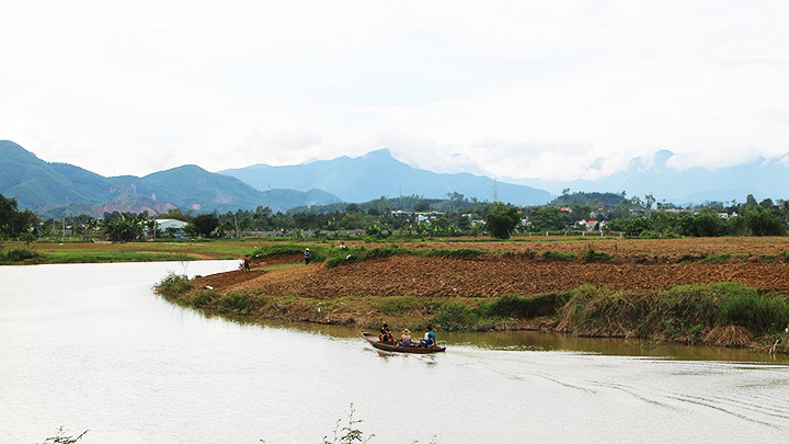 Sông cong cong cả... bờ sông.