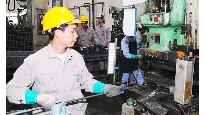 Lĩnh vực sản xuất có dấu hiệu phục hồi sau ba tháng suy giảm. Ảnh: HẢI ANH