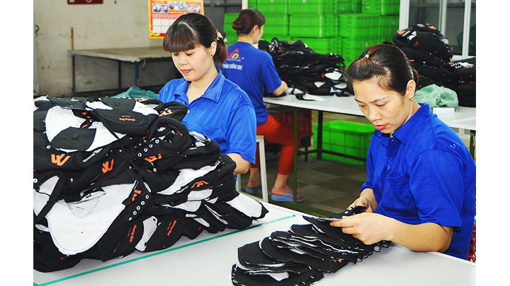 Duy trì việc làm cho người lao động là giải pháp căn cơ. Ảnh: HẢI NAM