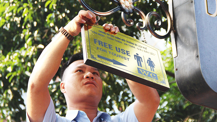 Gắn biển chỉ dẫn lên nhà một người dân bên trong nội thành Huế.