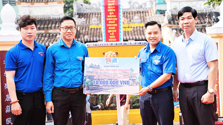 Quận đoàn Thanh Khê trao tặng công trình thanh niên “Số hóa di tích kiến trúc nghệ thuật cấp quốc gia Đình Thạc Gián”.
