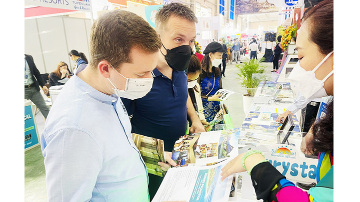 Du khách quốc tế tìm hiểu thông tin tại VITM Hà Nội 2022.