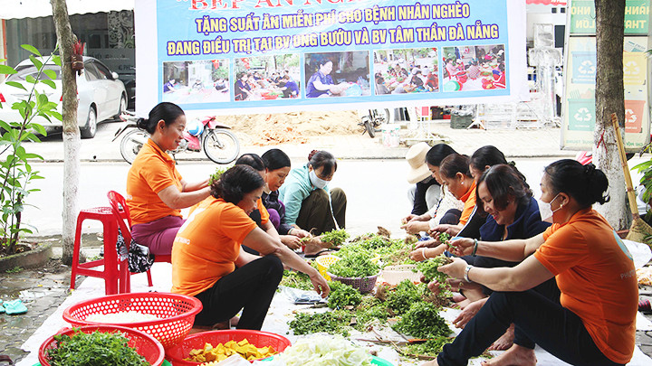 Các chị em sơ chế đồ ăn trước khi nấu.
