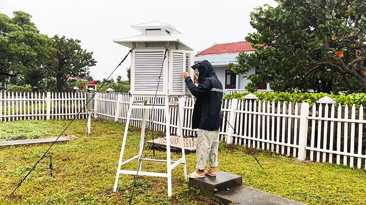 Theo dõi số liệu tại Trạm Khí tượng hải văn Song Tử Tây.