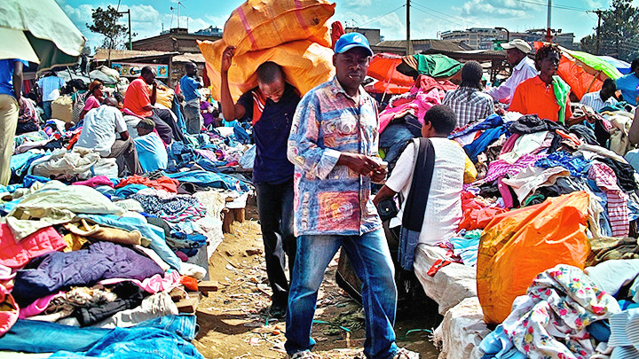 Chợ đồ cũ Gikomba ở Kenya. Ảnh: WSJ