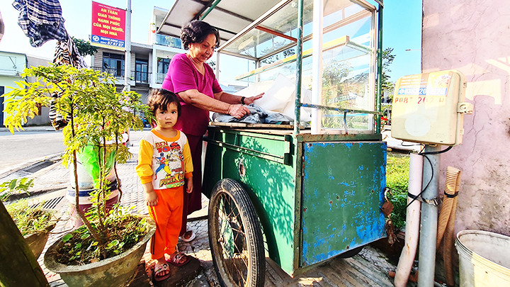 Từ ngày chuyển ra chỗ ở mới, bà Lê Thị Cúc gần như bỏ nghề bán bánh mì dạo vì khu vực này không có khách.