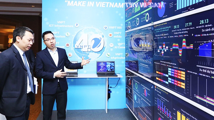 Đại biểu tham quan các gian hàng triển lãm công nghệ tại Internet Day 2020. Ảnh: MINH QUYẾT/TTXVN