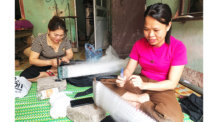 Nghề đan lưới truyền thống nay đã được nhiều gia đình tiếp nối góp phần cải thiện đời sống.