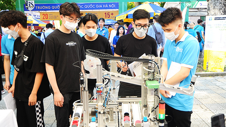 Tư vấn tuyển sinh bằng những hình ảnh cụ thể của ngành học. Ảnh: HẢI NAM