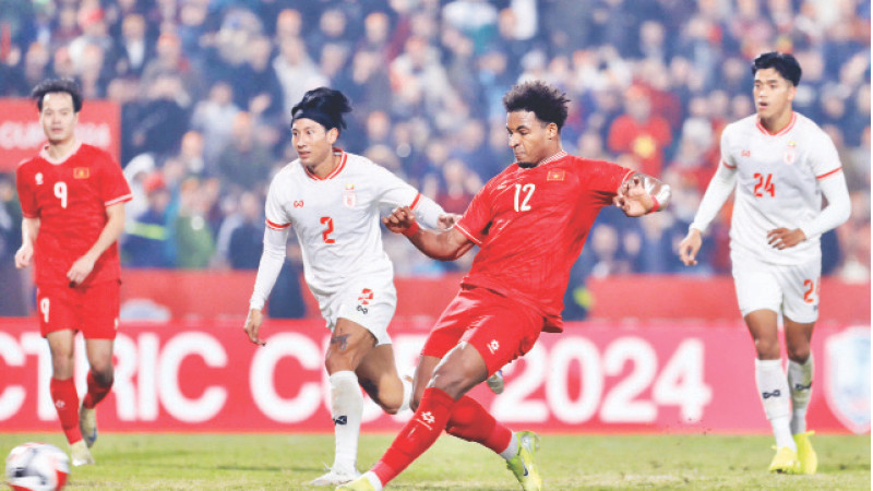 Thi đấu vượt trội, Việt Nam (áo đỏ) thắng Myanmar 5-0 ở lượt trận cuối bảng B ASEAN Cup 2024.