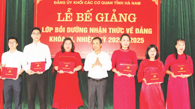 Lãnh đạo Đảng ủy Khối Các cơ quan tỉnh Hà Nam trao giấy chứng nhận hoàn thành lớp bồi dưỡng nhận thức về đảng cho các học viên. (Ảnh Hà Nam)
