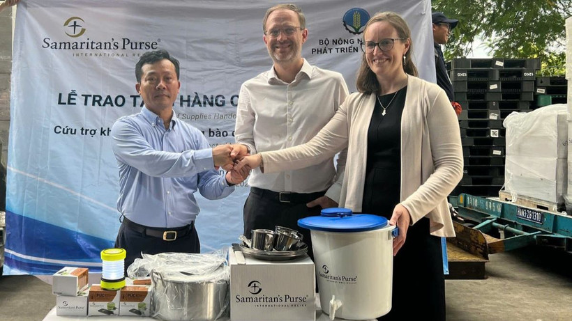 Ông Nguyễn Văn Tiến, Phó Cục trưởng Cục Quản lý đê điều và Phòng chống thiên tai, Bộ Nông nghiệp và Phát triển nông thôn đã tiếp nhận hàng cứu trợ cho người dân vùng thiên tai từ ông David Paul Kletzing-Trưởng Văn phòng đại diện tại Việt Nam của Tổ chức Samaritan’s Purse.