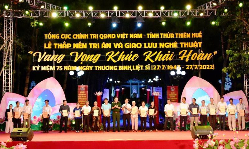 Tặng quà cho gia đình chính sách, học sinh vượt khó, học giỏi tiêu biểu và trao tặng “Ngôi nhà 100 đồng” tại chương trình “Vang vọng khúc khải hoàn”.