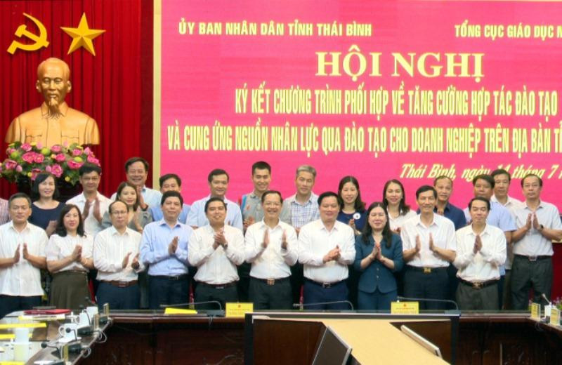 Quang cảnh buổi ký kết hợp tác đào tạo nguồn nhân lực cho doanh nghiệp tỉnh Thái Bình .