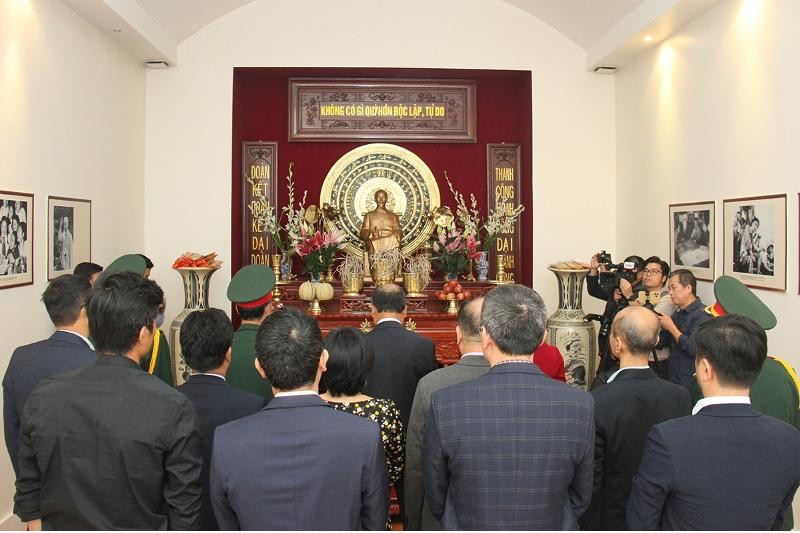 Dâng hương tưởng nhớ Chủ tịch Hồ Chí Minh và các Anh hùng liệt sĩ đã cống hiến vì độc lập, tự do.