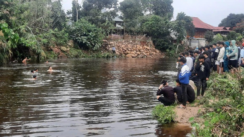 Lực lượng cứu hộ tổ chức tìm kiếm các nạn nhân.