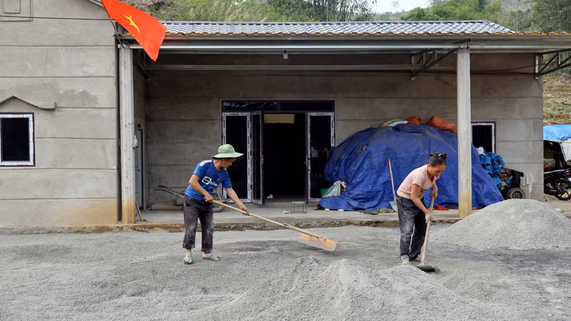 Một số hộ dân đang hoàn thiện nhà tại nơi ở mới.