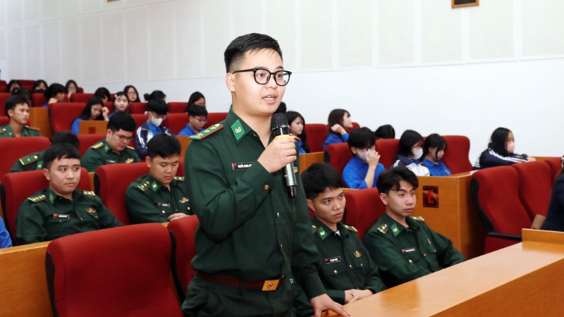 Đại diện thanh niên trong lực lượng vũ trang Lai Châu phát biểu tại buổi đối thoại.