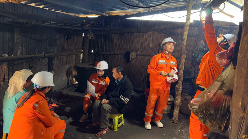 Những năm qua Điện lực Lai Châu luôn nỗ lực đưa ánh sáng về với đồng bào vùng khó.