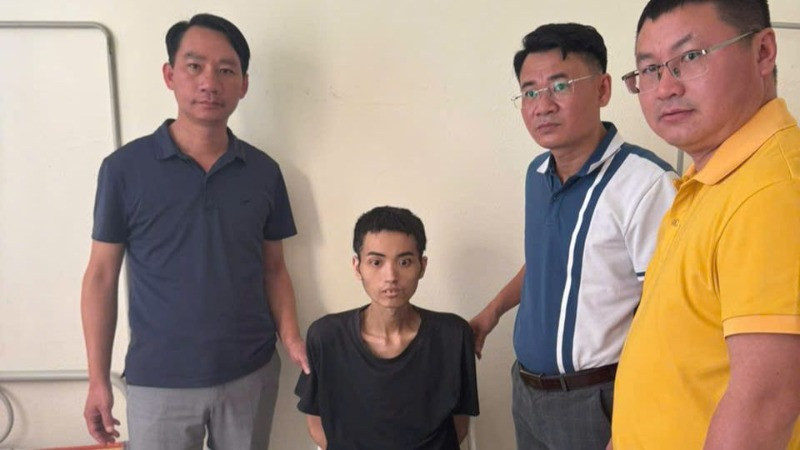 Đối tượng Việt (áo đen ngồi giữa) tại cơ quan Công an.