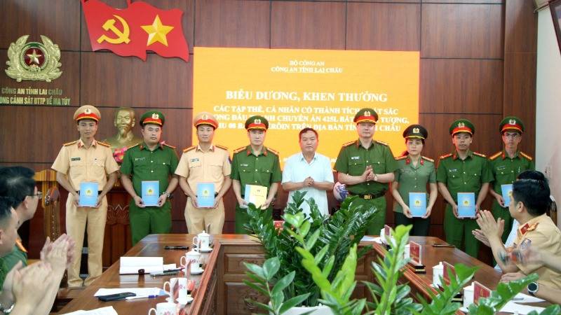 Lãnh đạo UBND tỉnh Lai Châu biểu dương, khen thưởng các lực lượng phá chuyên án.