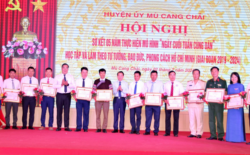 Các tập thể và cá nhân được khen thưởng tại hội nghị. (Ảnh: THANH SƠN)