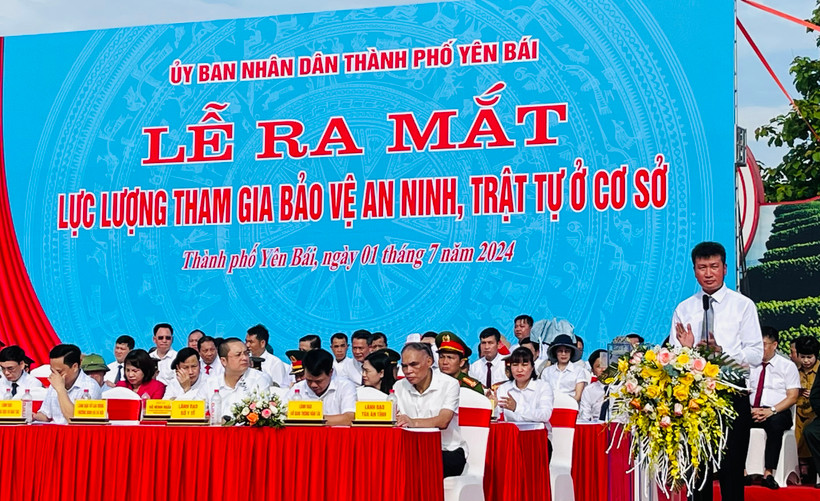 Chủ tịch Ủy ban nhân dân tỉnh Trần Huy Tuấn phát biểu tại Lễ ra mắt. (Ảnh: THANH SƠN)